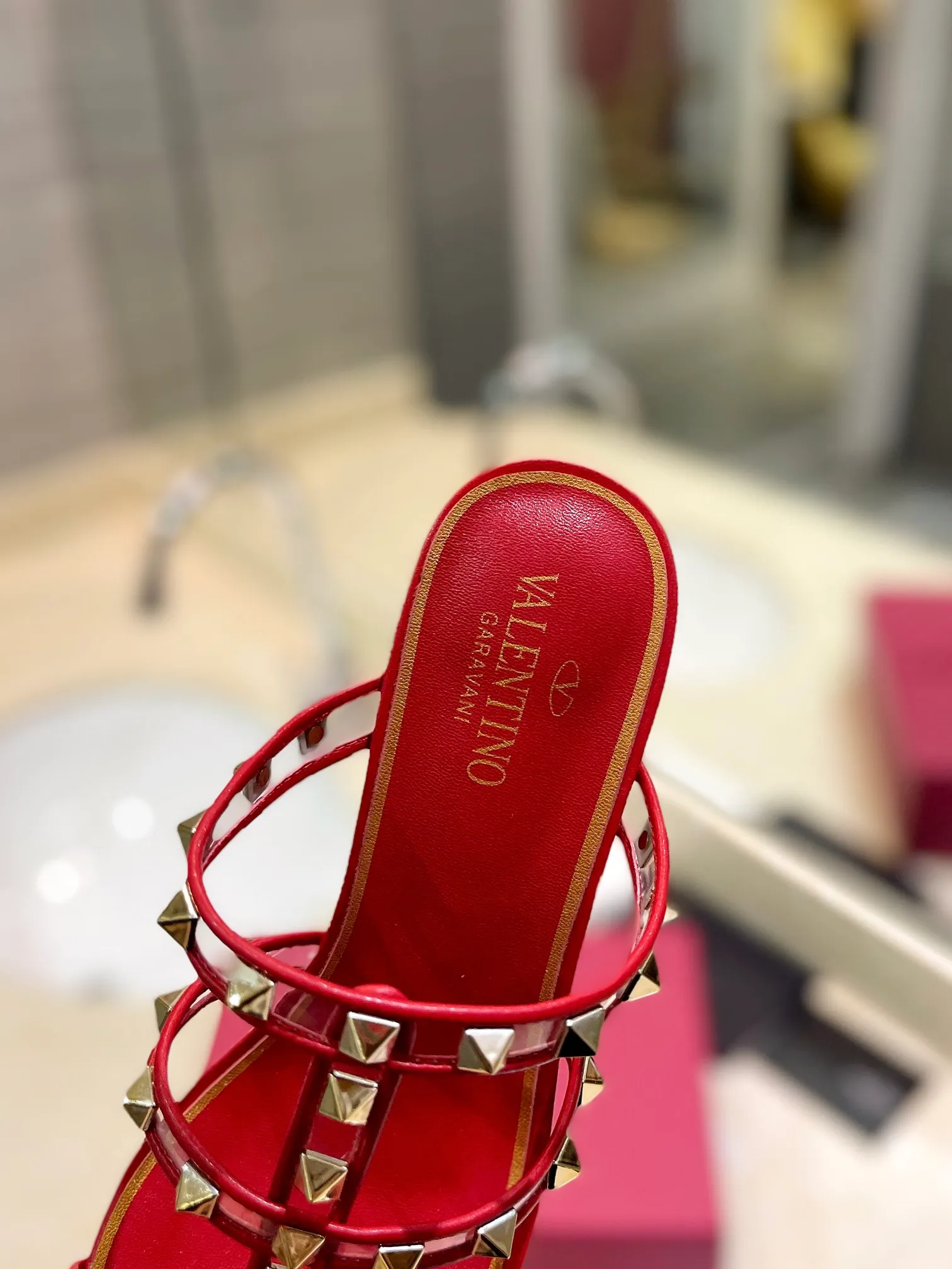 👟👟Ex-factory price 500👟👟 𝑉𝐴𝐿𝐸𝑁𝑇𝐼𝑁𝑂 Valentino ♡ͥ | ²º²⁴💫Purchasing agent level🔍Same color The classic king-shaped slippers with crystal heels are also so beautiful The particularly high-quality hardware brings out a full sense of high-end. After putting it on your feet, you will be stunned and look super slim! The new season lives up to expectations! Worth buying ★Imported cowhide is absolutely high-grade ❥Original method is absolutely sensual ❥Elegant style creates a different feeling🙈 Simple temperament style!  ♡ show bdetails ———————————— ⊿▸: Size｜35-40 (customized at 40.41.42) ⊿▸: Material｜Imported sheepskin + Pvc ⊿▸: Material | Padded sheepskin ⊿▸: Material | Italian🇮🇹 genuine leather outsole ⊿▸: Heel height｜6cm